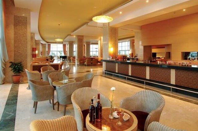Miracle_Resort_bar